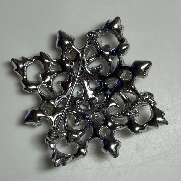 Sarah Coventry Snowflake Rhinestone Pin - Picture 5 of 6